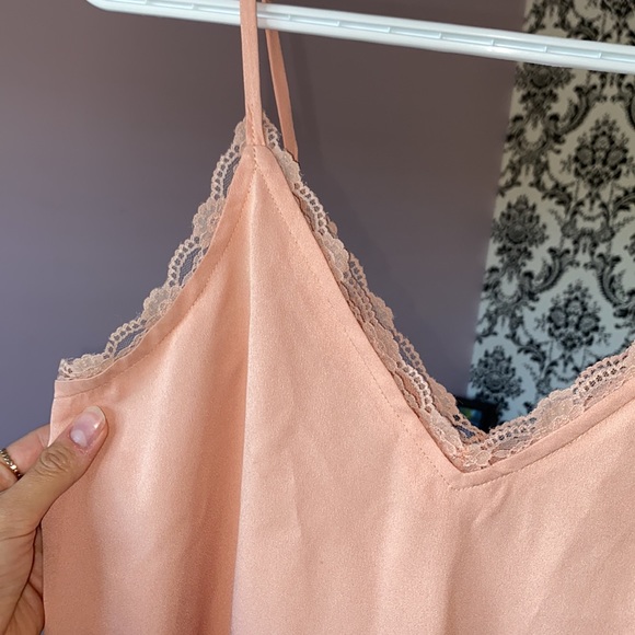 Pink lace neckline flow blouse - Picture 3 of 5